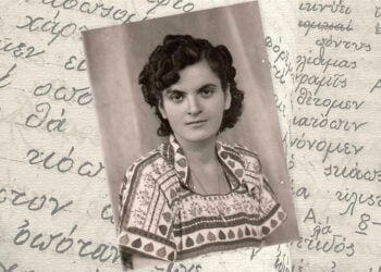 Η προσφυγοπούλα Μαρία Μελίδου, με φόντο σελίδες του τετραδίου της (φωτ.: ΑΠΕ-ΜΠΕ / Αρχείο Ευαγγελίας Ματζούνη. Εικ.: Χριστίνα Κωνσταντάκη)