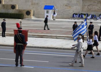 Μαθητική παρέλαση στο Σύνταγμα (φωτ.: EUROKINISSI/Γιώργος Κονταρίνης)