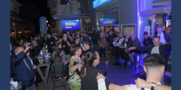 Γλέντι στο τυχερό κατάστημα ΟΠΑΠ στην Πτολεμαΐδα (φωτ.: ΟΠΑΠ)