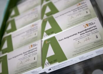 Τα self-test για τον καρκίνο του παχέος εντέρου διατίθενται στα φαρμακεία (φωτ.: Γραφείο Τύπου Πρωθυπουργού/Δημήτρης Παπαμήτσος)