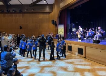 Τα μικρότερα μέλη του Συλλόγου επιδεικνύουν τις χορευτικές τους ικανότητες (φωτ.: facebook/Νίκος Σιώμος)