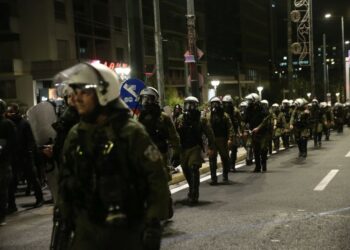 Μονάδες των ΜΑΤ στην περσινή πορεία για την εξέγερση του Πολυτεχνείου (φωτ. αρχείου: Κώστας Τζούμας/EUROKINISSI)