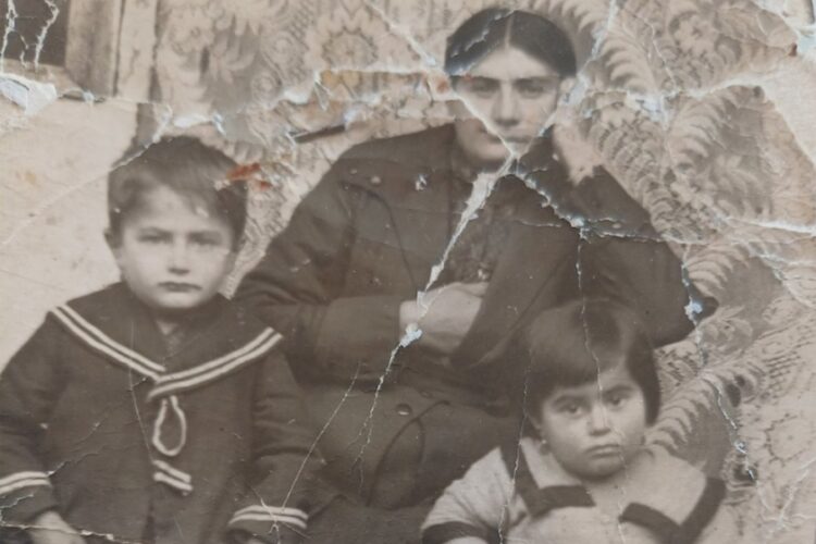 Φωτογραφία από το βιβλίο «Η γιαγιά μου η Ρεβέκκα» της Ευαγγελίας Τουτζάρη (πηγή: keramos-publishing.eu)