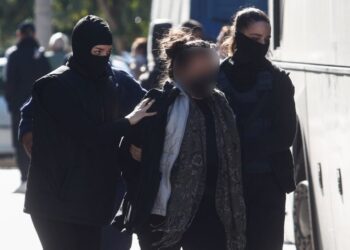 Η κατηγορούμενη που συνελήφθη για την έκρηξη στο διαμέρισμα στους Αμπελόκηπους, την περασμένη Τρίτη ενώ προσέρχεται να απολογηθεί (φωτ.: EUROKINISSI)