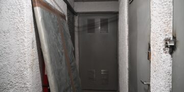 Η είσοδος της αποθήκης στο υπόγειο της πολυκατοικίας (φωτ.: EUROKINISSI)