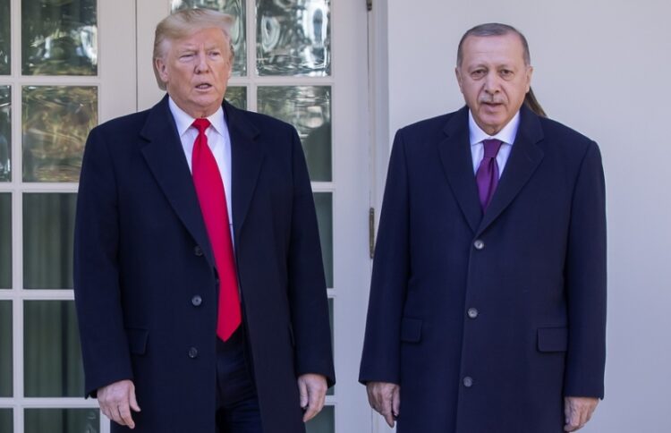Από αριστερά, ο Ντόναλντ Τραμπ με τον Ρετζέπ Ταγίπ Ερντογάν στον Λευκό Οίκο, το 2019 (φωτ. αρχείου: EPA/Erik S. Lesser)