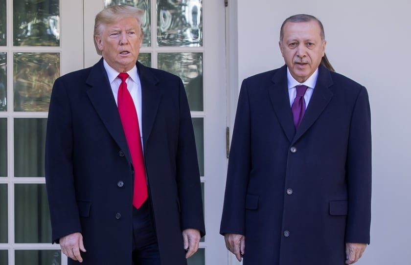Από αριστερά, ο Ντόναλντ Τραμπ με τον Ρετζέπ Ταγίπ Ερντογάν στον Λευκό Οίκο, το 2019 (φωτ. αρχείου: EPA/Erik S. Lesser)