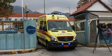 Ασθενοφόρο του ΕΚΑΒ αναχωρεί από το νοσοκομείο Ξάνθης (φωτ.: EUROKINISSI/Λάσκαρης Τσούτσας)