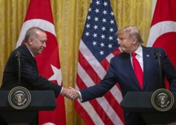 Από αριστερά, ο Τούρκος πρόεδρος Ρετζέπ Ταγίπ Ερντογάν και ο Ντόναλντ Τραμπ σε χειραψία στη διάρκεια παλαιότερης κοινής συνέντευξης Τύπου στον Λευκό Οίκο (φωτ.: EPA/Erik S. Lesser)