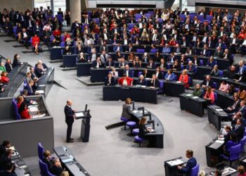 Ο Γερμανός καγκελάριος Όλαφ Σολτς στη διάρκεια της σημερινής ομιλίας του στη Βουλή (φωτ.: EPA/Filip Singer)