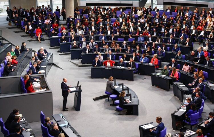 Ο Γερμανός καγκελάριος Όλαφ Σολτς στη διάρκεια της σημερινής ομιλίας του στη Βουλή (φωτ.: EPA/Filip Singer)