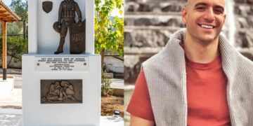 Το μνημείο για τον Γιώργο Λυγγερίδη στην έδρα των ΜΑΤ, στο Γουδί (φωτ.: Χ/Μιχάλης Χρυσοχοίδης)