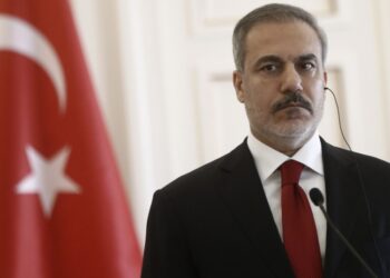 Ο Χακάν Φιντάν στη διάρκεια κοινής συνέντευξης Τύπου στο ελληνικό υπουργείο Εξωτερικών στην Αθήνα, στις αρχές Νοεμβρίου (φωτ.: ΕΡΑ/Γιάννης Κολεσίδης)