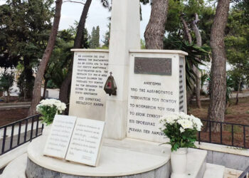 Το κενοτάφιο των Τριπολιτών στο κοιμητήριο Καλλιθέας (φωτ.: Facebook / Vasilis Tsenkelidis)
