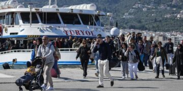 Τούρκοι τουρίστες αποβιβάζονται στη Λέσβο το περασμένο καλοκαίρι (φωτ.: EUROKINISSI/Παναγιώτης Μπαλάσκας)