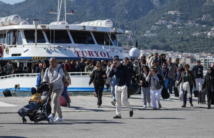 Τούρκοι τουρίστες αποβιβάζονται στη Λέσβο το περασμένο καλοκαίρι (φωτ.: EUROKINISSI/Παναγιώτης Μπαλάσκας)