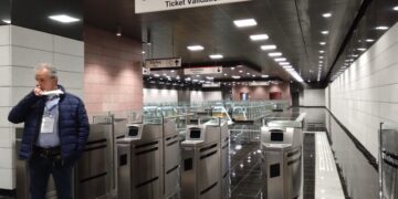 Μηχανήματα επικύρωσης εισιτηρίων στον σταθμό του Μετρό «Αγία Σοφία» (φωτ.: Έλλη Τσολάκη)