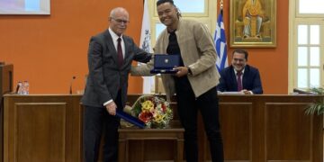 Από αριστερά, ο δήμαρχος Πύργου Στάθης Καννής με τον Εμμανουήλ Καραλή (φωτ.: Δήμος Πύργου)