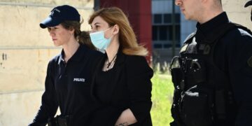 Η Ρούλα Πισπιρίγκου προσέρχεται συνοδευόμενη στο δικαστήριο (φωτ.: EUROKINISSI/Κώστας Τζούμας)