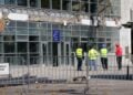Εργάτες εξετάζουν το σημείο της τραγωδίας μετά την κατάρρευση του στεγάστρου, που στοίχισε τη ζωή σε 16 ανθρώπους (φωτ.: EPA/Andrej Cukic)