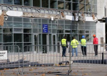 Εργάτες εξετάζουν το σημείο της τραγωδίας μετά την κατάρρευση του στεγάστρου, που στοίχισε τη ζωή σε 16 ανθρώπους (φωτ.: EPA/Andrej Cukic)