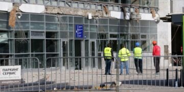 Εργάτες εξετάζουν το σημείο της τραγωδίας μετά την κατάρρευση του στεγάστρου, που στοίχισε τη ζωή σε 16 ανθρώπους (φωτ.: EPA/Andrej Cukic)