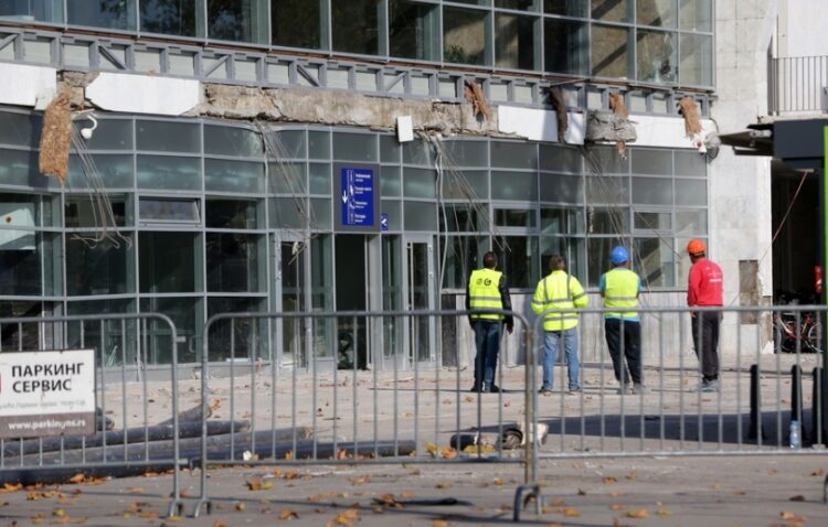 Εργάτες εξετάζουν το σημείο της τραγωδίας μετά την κατάρρευση του στεγάστρου, που στοίχισε τη ζωή σε 16 ανθρώπους (φωτ.: EPA/Andrej Cukic)
