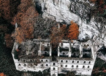 Η Μονή Βαζελώνα σε φθινοπωρινό φόντο (φωτ.: facebook / Trabzon [Yemekler-Coğrafya-Kültür])