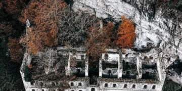 Η Μονή Βαζελώνα σε φθινοπωρινό φόντο (φωτ.: facebook / Trabzon [Yemekler-Coğrafya-Kültür])