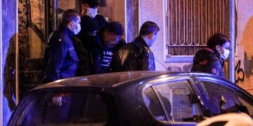 Ο καθ΄ ομολογίαν δράστης της γυναικοκτονίας στους Αμπελόκηπους ανάμεσα στους  αστυνομικούς που τον έχουν συλλάβει (φωτ.: Eurokinissi/Γιάννης Παναγόπουλος)