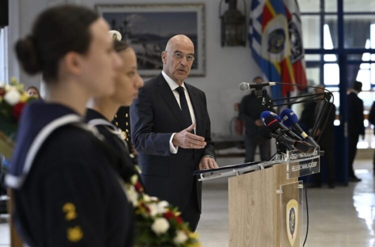 Ο υπουργός Εθνικής Άμυνας Νίκος Δένδιας μιλά στη Σχολή Ναυτικών Δοκίμων σε τελετή με αφορμή τον εορτασμό του προστάτη του Ναυτικού Αγίου Νικολάου (φωτ.: mod.mil.gr)