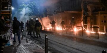 Επεισόδια μετά την ολοκλήρωση της πορείας για τα 16 χρόνια από τη δολοφονία του 15χρονου μαθητή Αλέξανδρου Γρηγορόπουλου. Παρασκευή 6 Δεκεμβρίου 2024 (φωτ.: Eurokinissi/Κώστας Τζούμας)