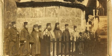 Αρχιερατική Λειτουργία την ημέρα της Πανηγύρεως της ιστορικής Μονής Παναγίας Σουμελά. Προεξάρχει πιθανόν ο Μητροπολίτης Χαλδίας Γερβάσιος Σουμελίδης (πηγή: Αρχείο Οικογένειας Λαμπάκη)