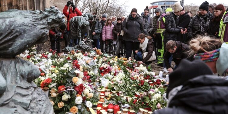 Πολίτες αφήνουν λουλούδια και κεριά μπροστά στην εκκλησία του Αγίου Ιωάννη στη μνήμη των θυμάτων της επίθεσης στο Μαγδεμβούργο (φωτ.: EPA/Filip Singer)