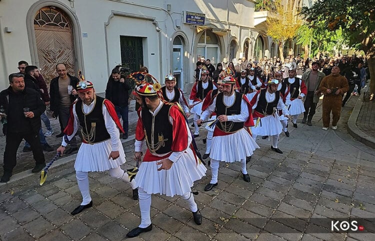 Μωμόγεροι εν δράσει, στα 7α «Διογένεια» (φωτ.: KosTV)