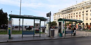 Στάση λεωφορείων στην Πλ. Αριστοτέλους (φωτ.: MotionTeam/Φανή Τρυψάνη)