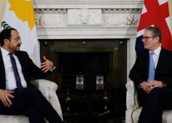 Ο Κύπριος πρόεδρος Νίκος Χριστοδουλίδης και ο Βρετανός πρωθυπουργός σερ Κιρ Στάρμερ (φωτ.: EPA/Jason Alden)