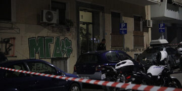 Η είσοδος της πολυκατοικίας όπου διέμενε το ζευγάρι στους Αμπελόκηπους (φωτ.: EUROKINISSI / Γιάννης Παναγόπουλος)