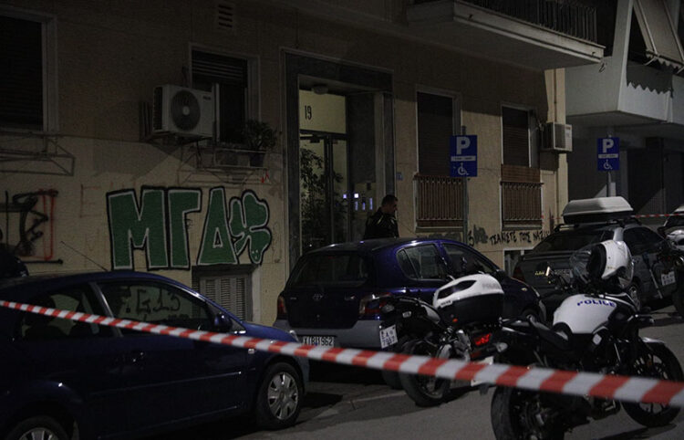 Η είσοδος της πολυκατοικίας όπου διέμενε το ζευγάρι στους Αμπελόκηπους (φωτ.: EUROKINISSI / Γιάννης Παναγόπουλος)