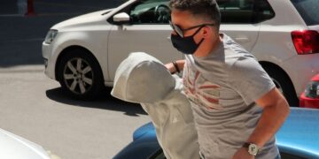 Η 37χρονη γειτόνισσα προσέρχεται στο δικαστήριο συνοδεία αστυνομικού (φωτ.: ΜΟΤΙΟΝΤΕΑΜ/Βασίλης Βερβερίδης)