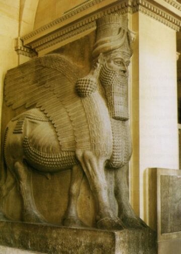 Το Λαμασσού (ταύρος με φτερά και ανθρώπινο κεφάλι) τοποθετούταν ως φύλακας στις εισόδους των βασιλικών ανακτόρων των Ασσυρίων (πηγή: assyrians.gr)