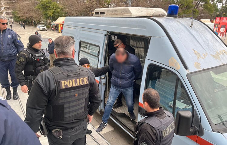 Ο αστυνομικός της Βουλής οδηγείται στο Δικαστικό Μέγαρο Τρίπολης (φωτ.: arcadiaportal.gr / EUROKINISSI)