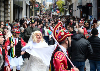 Στην Ερμού, οι Μωμόγεροι της Ευξείνου Λέσχης Αθηνών. Σάββατο 21 Δεκεμβρίου 2024 (φωτ.: EUROKINISSI / Τατιάνα Μπόλαρη)