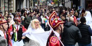 Στην Ερμού, οι Μωμόγεροι της Ευξείνου Λέσχης Αθηνών. Σάββατο 21 Δεκεμβρίου 2024 (φωτ.: EUROKINISSI / Τατιάνα Μπόλαρη)