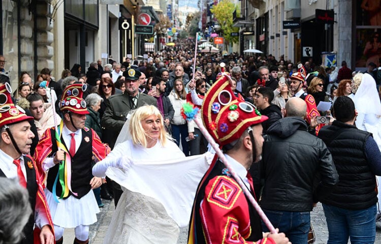 Στην Ερμού, οι Μωμόγεροι της Ευξείνου Λέσχης Αθηνών. Σάββατο 21 Δεκεμβρίου 2024 (φωτ.: EUROKINISSI / Τατιάνα Μπόλαρη)