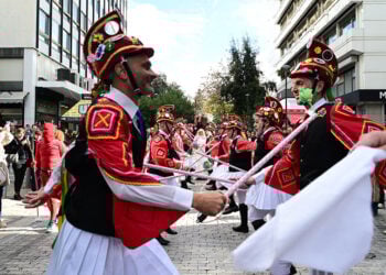 Στην Ερμού, οι Μωμόγεροι της Ευξείνου Λέσχης Αθηνών. Σάββατο 21 Δεκεμβρίου 2024 (φωτ.: EUROKINISSI / Τατιάνα Μπόλαρη)