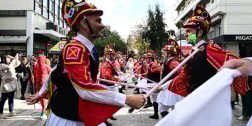 Στην Ερμού, οι Μωμόγεροι της Ευξείνου Λέσχης Αθηνών. Σάββατο 21 Δεκεμβρίου 2024 (φωτ.: EUROKINISSI / Τατιάνα Μπόλαρη)