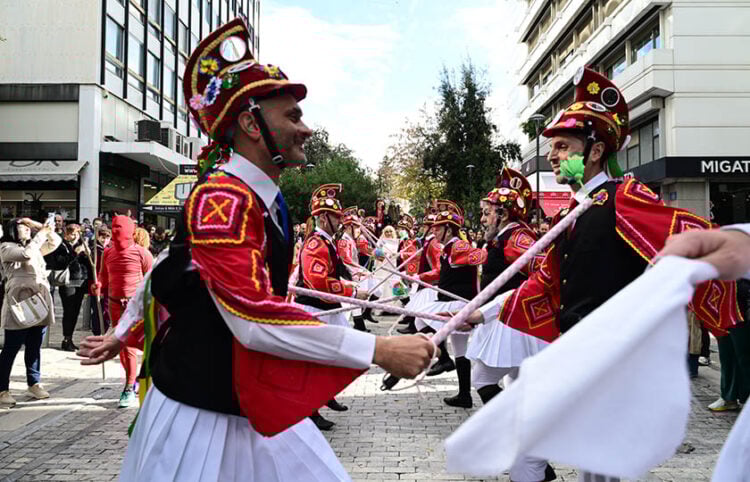 Στην Ερμού, οι Μωμόγεροι της Ευξείνου Λέσχης Αθηνών. Σάββατο 21 Δεκεμβρίου 2024 (φωτ.: EUROKINISSI / Τατιάνα Μπόλαρη)