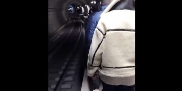 Επιβάτες του μετρό Θεσσαλονίκης περπατούν μέσα στις σήραγγες μετά την εκκένωση του συρμού (φωτ.: glomex)