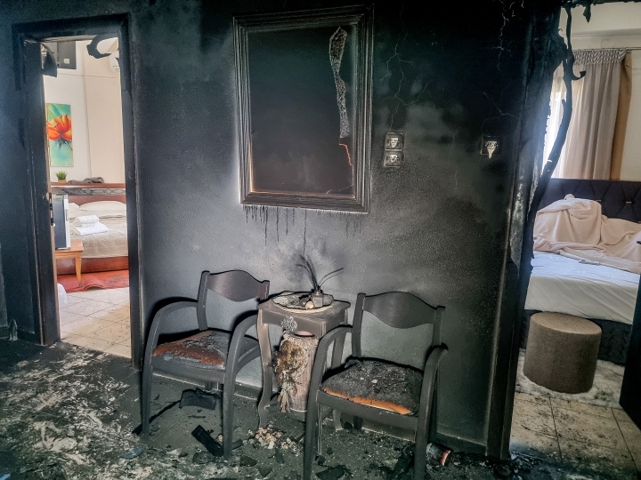 Η φωτιά που ξεκίνησε από το ισόγειο του ξενοδοχείου πήρε γρήγορα διαστάσεις (φωτ.: EUROKINISSI)